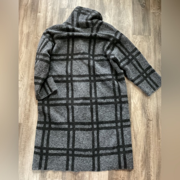 ZARA Gray and Black Plaid Very Thick Cardigan Coat size Medium - Picture 6 of 6